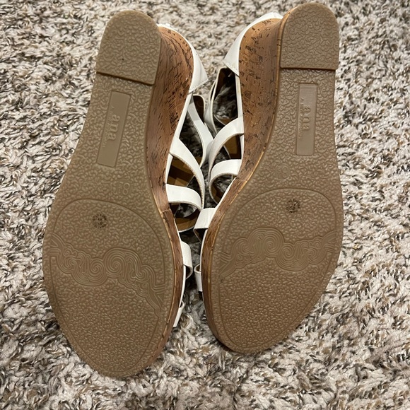 White wedges size 8 1/2 New Approach - Picture 2 of 2